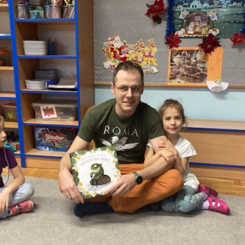 rodzic trzyma książkę