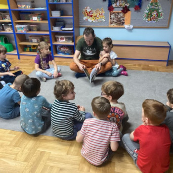 rodzic czyta książkę