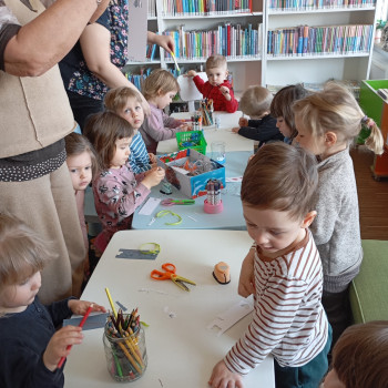 Dzieci robią zakładki do książek.