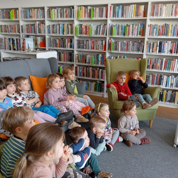 dzieci w sali bibliotecznej