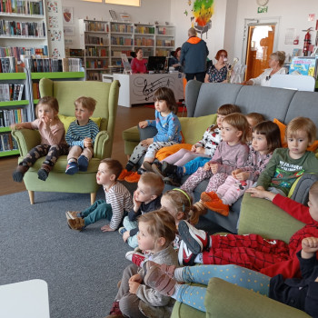 dzieci w sali bibliotecznej